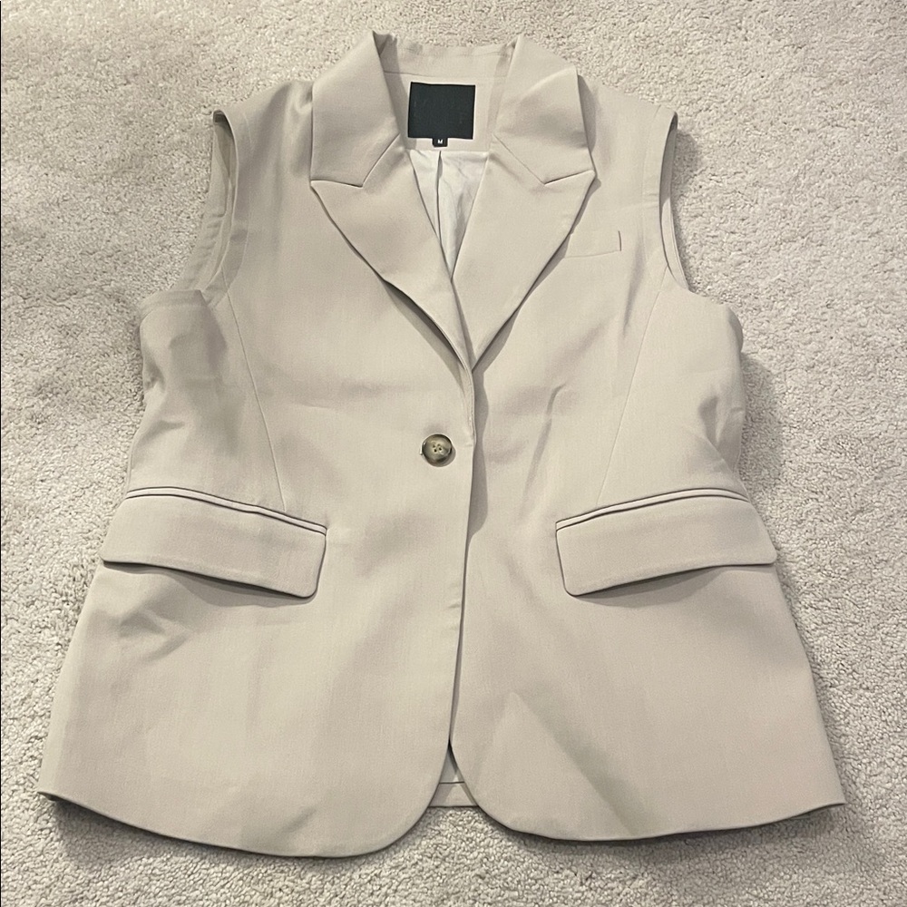 Mina self Cream Sleeveless Blazer size Med pockets and one button front